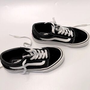 Vans Ward Kids Shoes. Black and White size 1